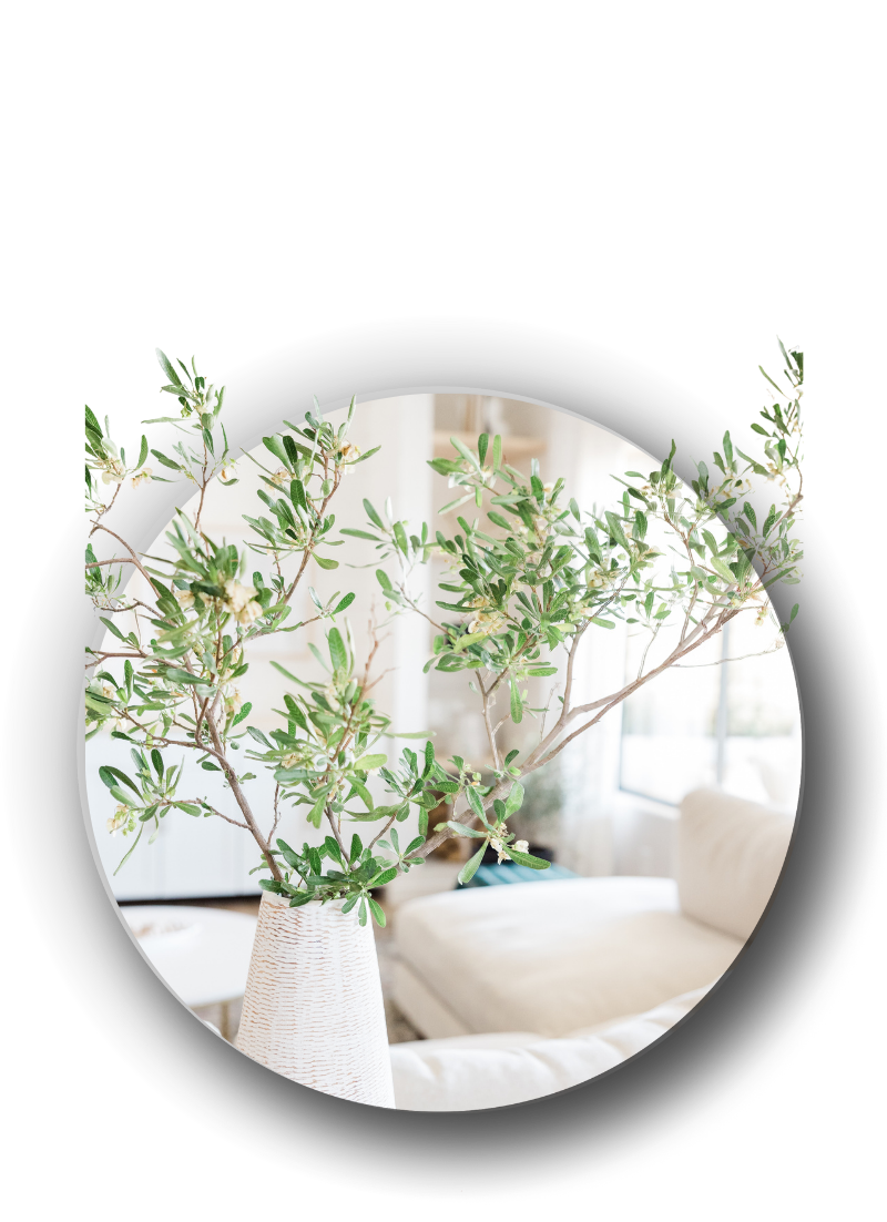 Cette photo incarne l’essence de l’approche de Kemara Design Holistique : une présence attentive, une écoute active et une co-création sur le terrain.<br />
Que ce soit pour un projet en phase d’analyse (offre ÉLAN) ou lors d’un premier coaching intuitif (offre ÉVEIL), ces moments de collaboration permettent de poser les fondations d’un intérieur à la fois fonctionnel, esthétique et aligné.<br />
Dans un cadre authentique, entre poutres apparentes et matériaux naturels, cette scène reflète les valeurs humaines, ancrées et sensibles qui guident chaque accompagnement.<br />
📍Disponible sur la Riviera vaudoise, Kemara accompagne les projets privés et professionnels avec une approche holistique et personnalisée.