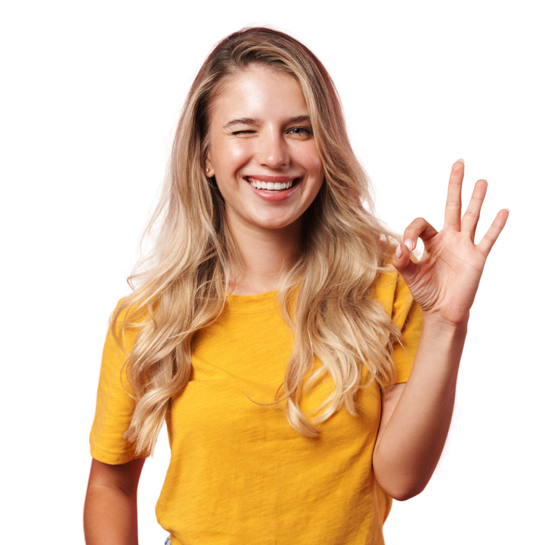 Femme souriante en t-shirt jaune faisant un clin d’œil et un geste "OK", symbolisant la confiance et la satisfaction. KEMARA Design