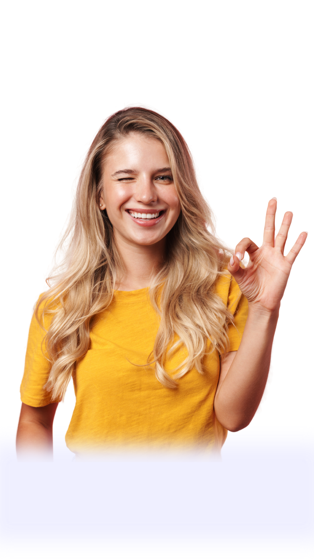 Femme souriante en t-shirt jaune faisant un clin d’œil et un geste "OK", symbolisant la confiance et la satisfaction. KEMARA Design