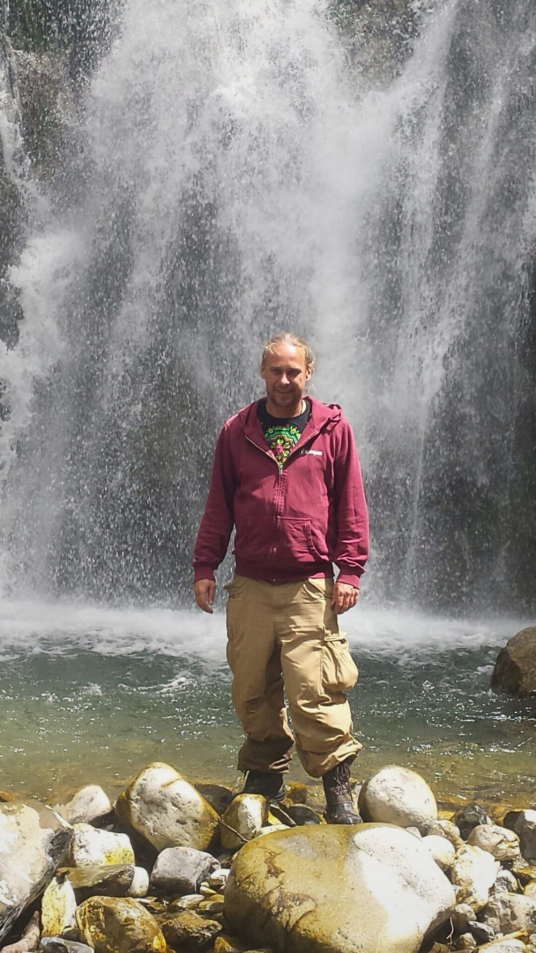 Portrait devant cascade - Hutte de sudation de Gregory Brezzola - Architecte d'intérieur à Vevey - Feng shui - Kemara - Design holistique - Design biophilique - Suisse romande