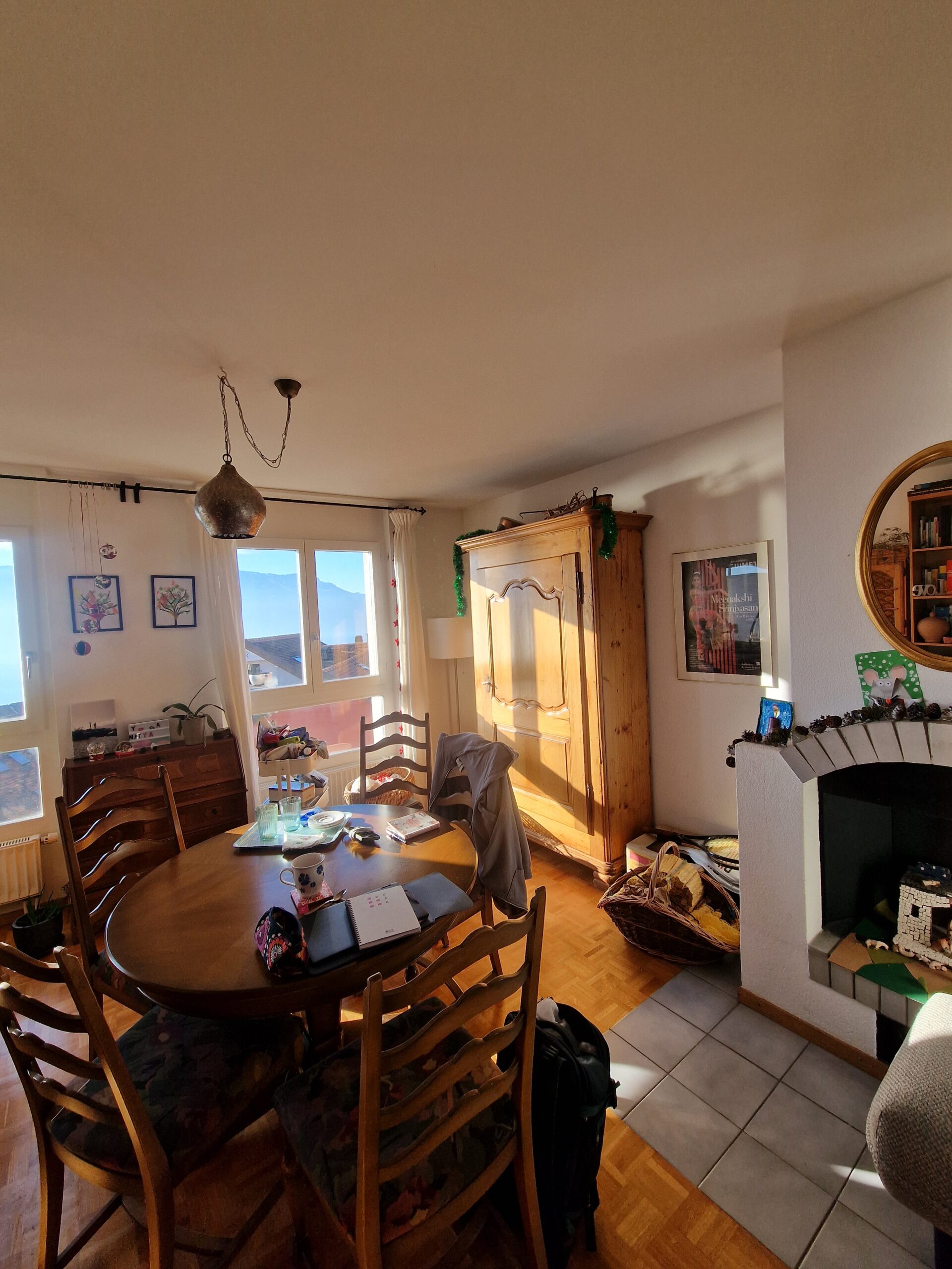 Vue du salon - salle à manger avant travaux avec cheminée de jumeaux de 7 ans, dans un appartement de location à Chexbres. Un projet conçu par Kemara Design Holistique by Céline Champion